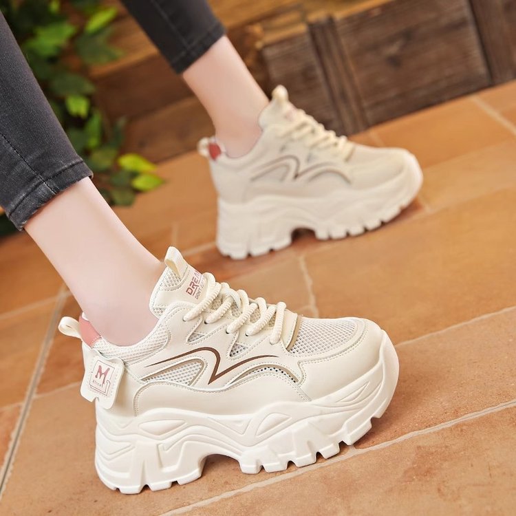 Zapatos pop-up de suela gruesa para mujeres 2025 primavera nueva red transpirable aumentando la altura de los zapatos deportivos casuales blancos