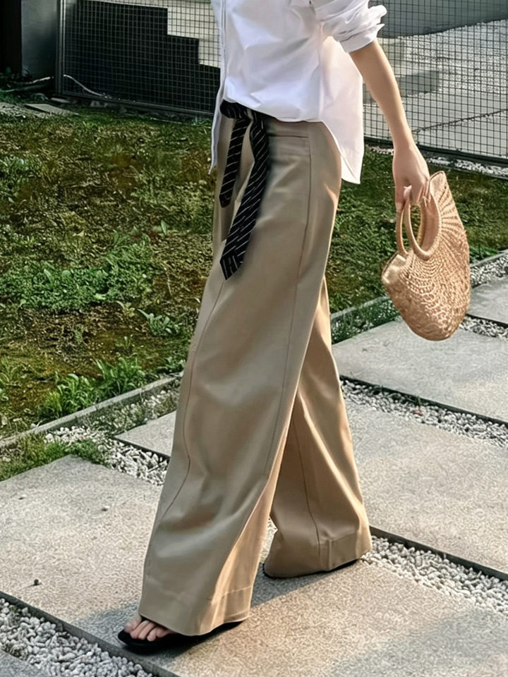 Quần tây nữ ống đứng dáng rộng cạp cao, phong cách tối giản, vải rủ nhẹ — Màu kaki sương mù