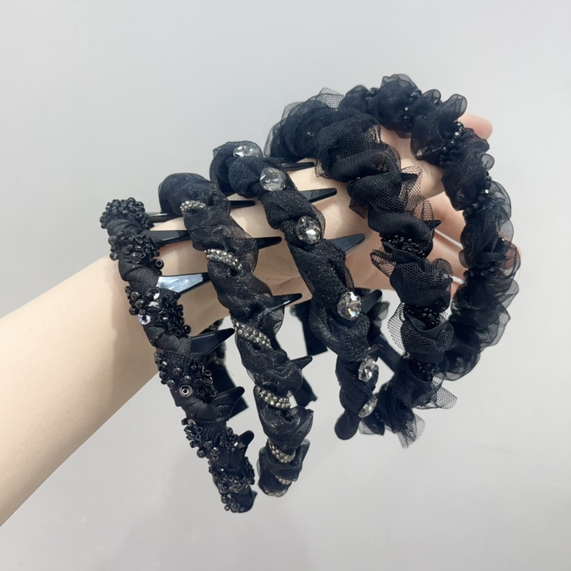 歯のカチューシャを持っています。|undefined
