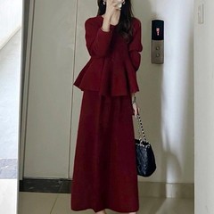 秋冬の高級感あふれる乾杯服、新年、結婚式、婚約式にぴったりの上品なレディースレッドセーターとスカートのツーピースセット
