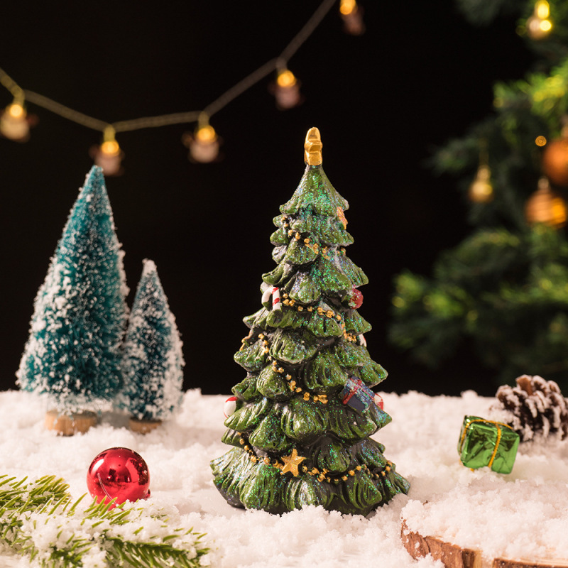 国境を越えた新しいクリスマスツリーがクリスマスの家庭用デスクトップの雰囲気シーンに樹脂工芸品を配置する|undefined