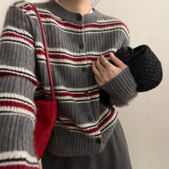 ヨーロッパのファッショナブルなコントラストカラーのラウンドネックストライプニットカーディガンセーター女性のための秋と冬のルーズで多用途なニッチデザイントップ