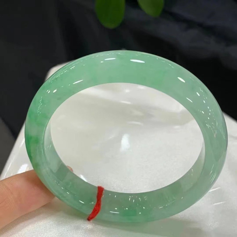 Vòng tay ngọc bích tự nhiên loại A màu xanh lá cây – kiểu Quý Phi chi tiết 5
