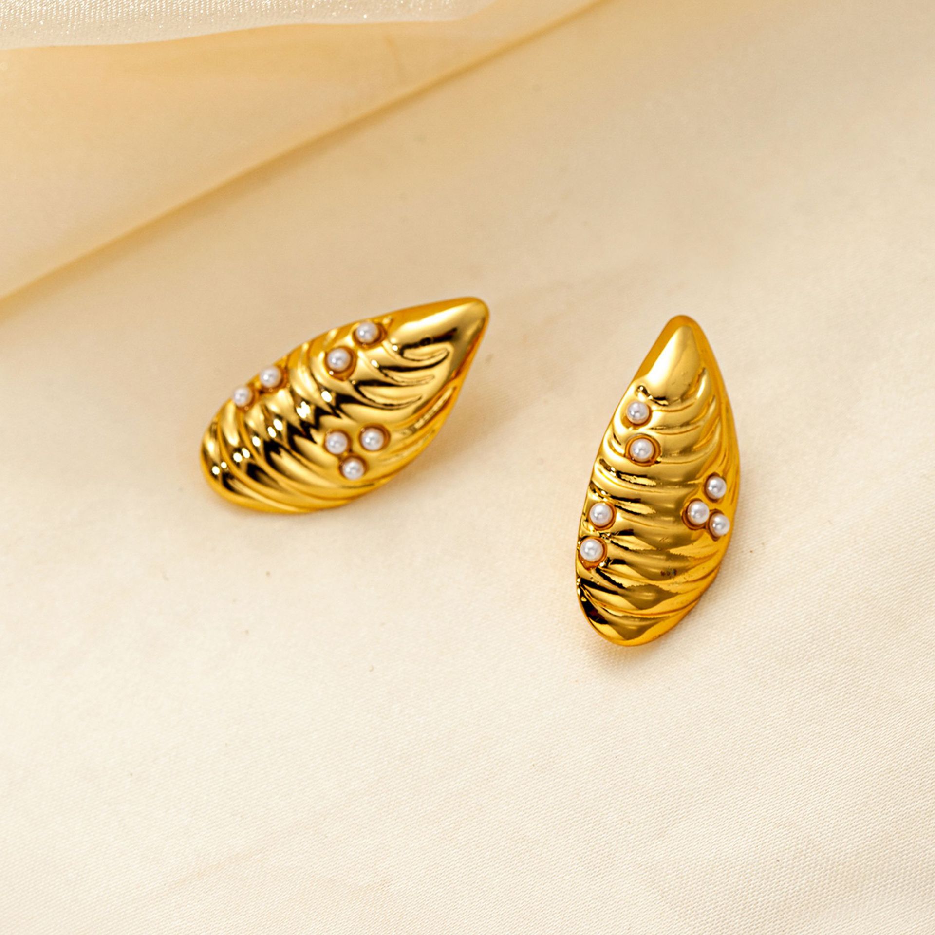 12g Weight 0.03µm Gold Plating Thickness Electroplated Gold Plating Process 201 Stainless Steel Ear Needle Material Golden Plated Plating Material Stone-Free Inlay Material Ear Studs Classification 1 Pair Quantity Casual Occasion 201 Stainless Steel Material Heart Shape Pattern Women's Gender Simple Style Style Plating Craft 1 Pair Simple Style Heart Shape Plating Titanium Steel Ear Studs 7
