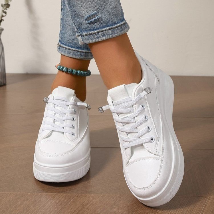 Pequeños zapatos blancos para mujeres 2025, nuevos estudiantes de color sólido, zapatos deportivos transpirables de verano, zapatos de skate blanco para mujeres otoño y invierno