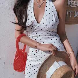 白色波点v领挂脖连衣裙女夏法式性感露背气质中长裙子