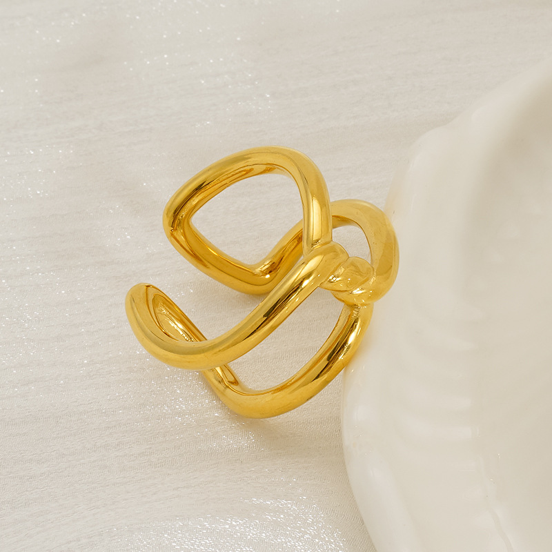 Diseño sentido geométrico anillo de anillo hueco de acero inoxidable al por mayor transfronterizo europeo y americano anudado cruzado anillo de acero de titanio femenino