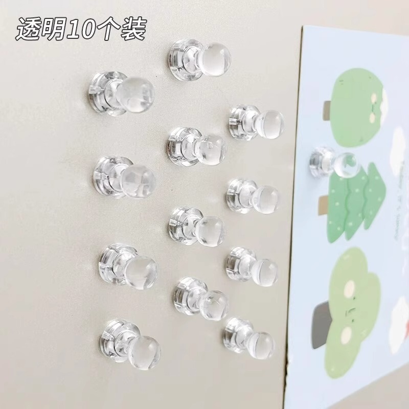 冷蔵庫にマグネットを貼って小さいサイズの透明マグネットを貼ります。|undefined