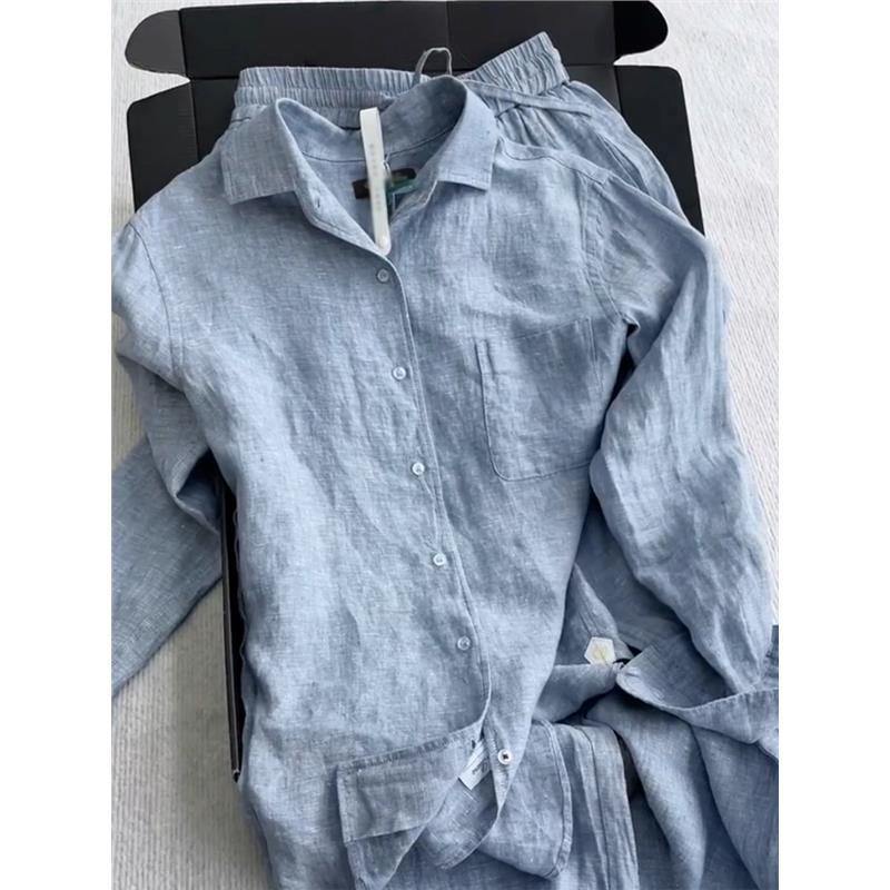 Completo da donna con pantaloni larghi e camicia grigia, stile rilassato, stile unico, sofisticato ed elegante._voghion.com