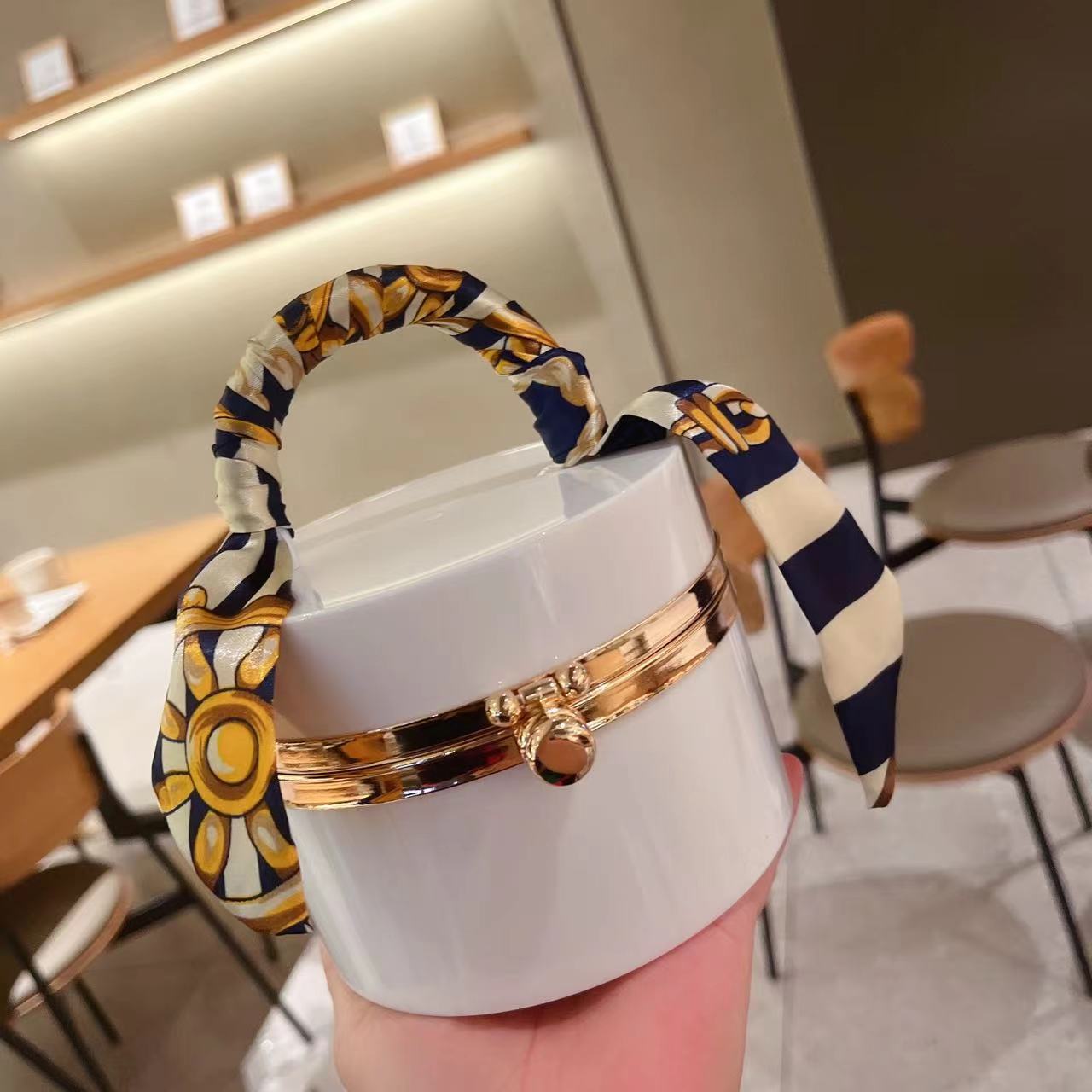 The 2025 new style women's bag is a trendy and fashionable candy-colored acrylic bag, a hand-held silk scarf, a lockable dinner bag, and a box bag undefined