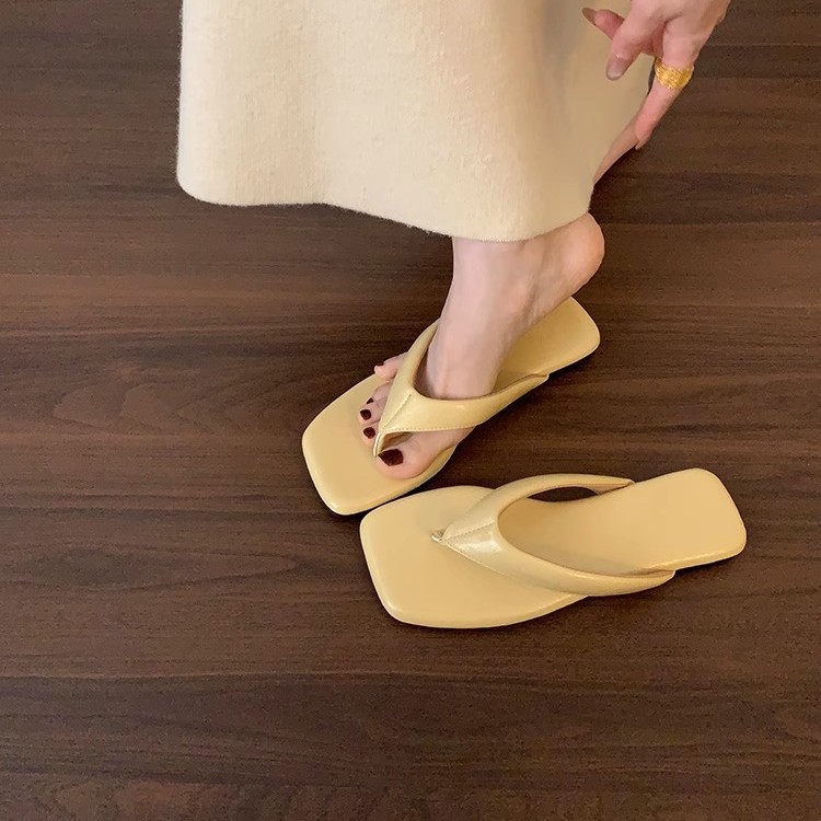 Chanclas planas de moda, chanclas, ropa exterior de mujer, sandalias plateadas de verano junto al mar, zapatos de playa, sandalias de nicho