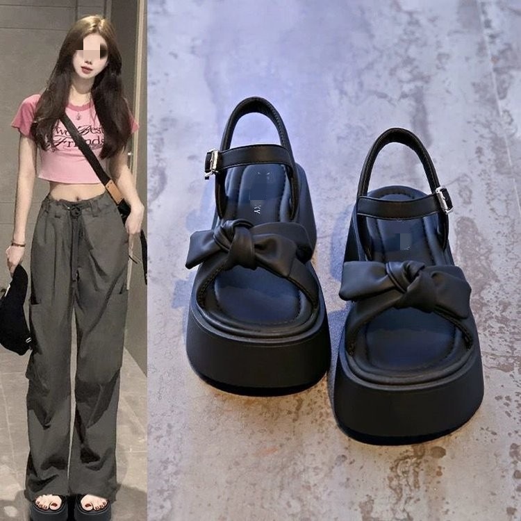 Sandalias de fondo grueso para mujeres verano 2026 nuevo arco francés retro con falda casual zapatos de playa romanos