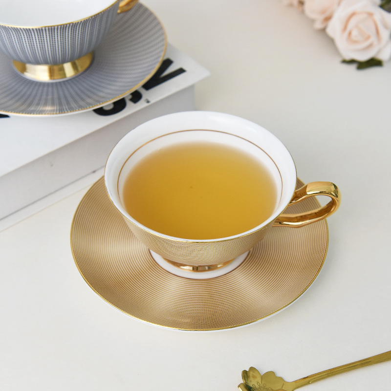 Taza de café pintada de oro de porcelana de lujo ligera Taza de té de la tarde francesa Ceremonia de niña DE ALTO aspecto sentido taza de desayuno de alto grado