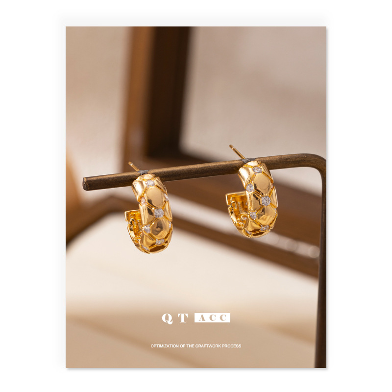 Percetes incrustados de zircon simple personalidad versátil otoño invierno temperamento orejas para mujeres 2026 nuevo lujo ligero sentido de alta calidad