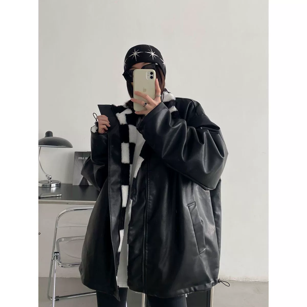 Зимнее двустороннее пальто из искусственной кожи и хлопка для женщин, нишевый стиль, унисекс, свободный крой, толстая плюшевая куртка с воротником-стойкой, модный клетчатый узор.