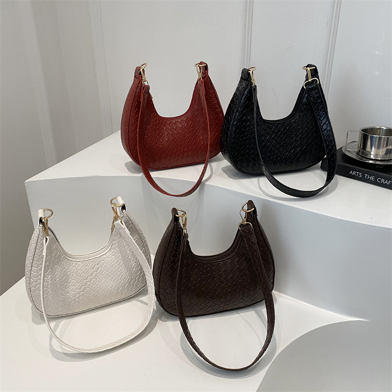 Bolsa de mujer de color sólido 2025, tendencia de primavera, nueva bolsa de brazo coreana tejida, bolso de hombro casual.