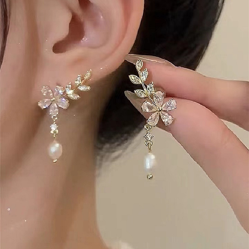 Temperament Leaf Flower Pearl Earrings 2024 New Trendy Women's Light Luxury Ear Jewelry Autumn and Winter Earrings for Women