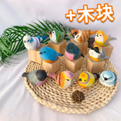 手作りの絵で木彫りの小鳥を作ります。
