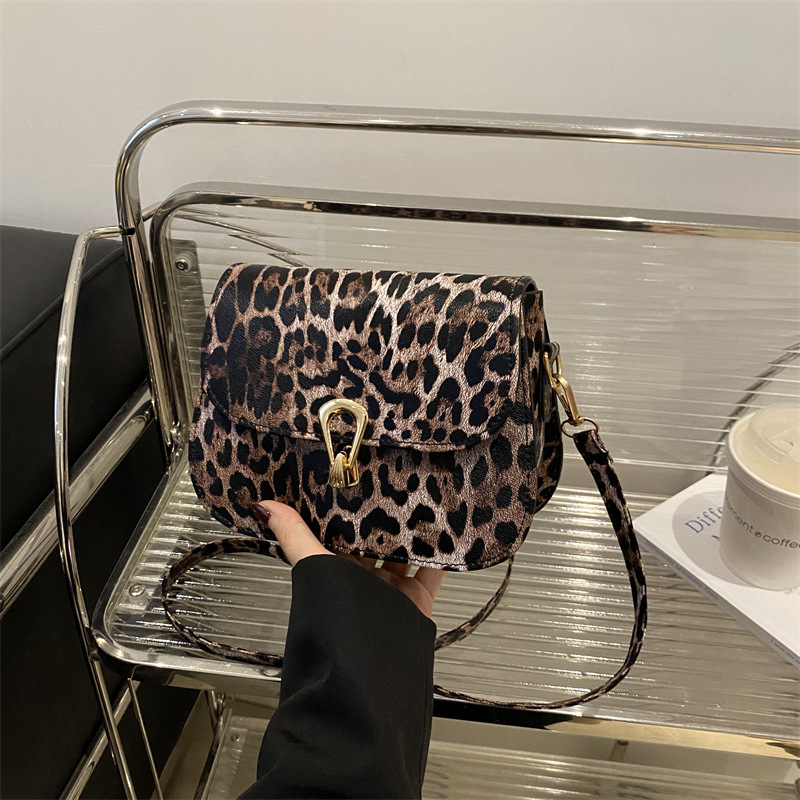 Bolsa de hombro de moda simple con bloqueo de leopardo otoño / invierno 2024 nuevo estilo coreano bolso cuadrado de aire extranjero bolso de silla de moda