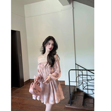 纯欲风粉色一字肩雪纺连衣裙秋季新款法式气质短腰蕾丝灯笼袖裙子