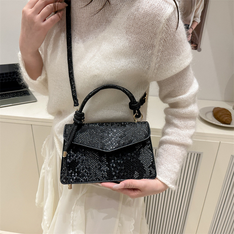 Bolso con estampado de piel de serpiente de diseño de nicho de lujo ligero transfronterizo para mujer 2025 nuevo bolso de mensajero de un solo hombro