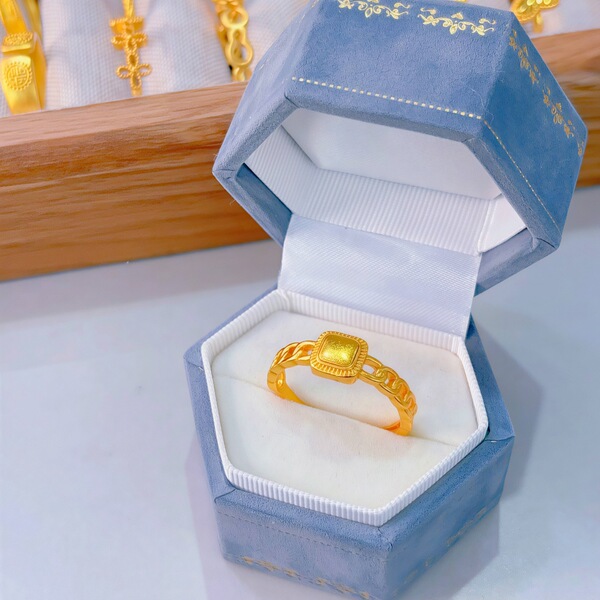 Fashionable retro design ring