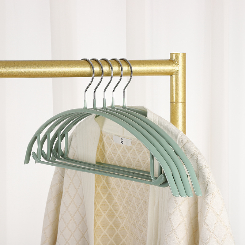 Percha de semicírculo recubierta de plástico para el hogar antideslizante estante de ropa para adultos percha de secado sin costuras con gancho percha de metal