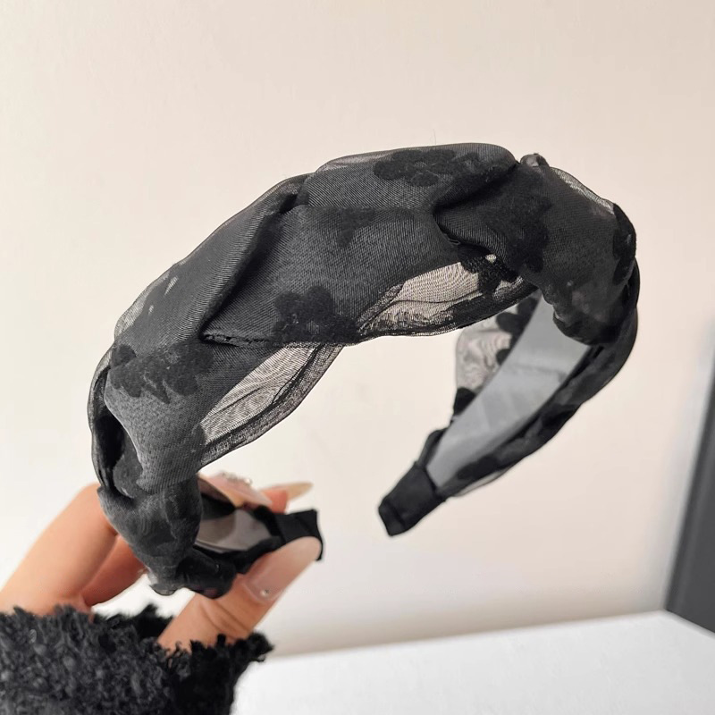 El mismo tipo de correa de ciervo blanco aumenta la altura de la correa de cabello plegada de la parte superior del cráneo. Las tarjetas de cabello de primavera muestran cara pequeña en 2025.