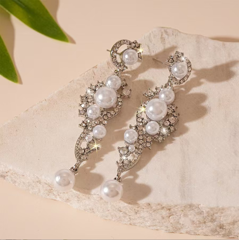 Aguja de plata, circón, letra de flor, pendientes de perlas artificiales, pendientes de temperamento de alta gama de moda, joyería única de lujo ligero femenino