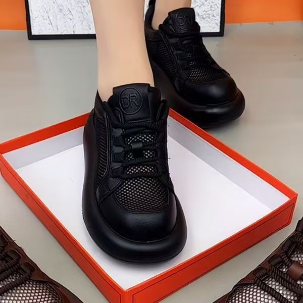 2026 primavera y verano transpiración hueco pequeño aumento de altura de fondo grueso explosión ligera cabeza grande super suave zapatos de moda de mujer