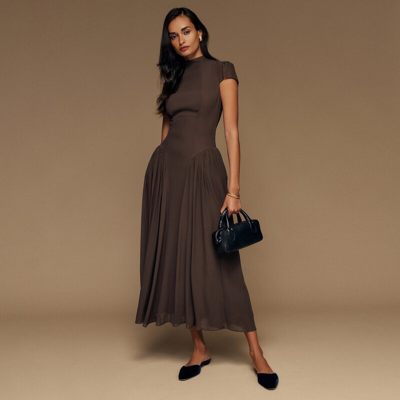 French-Style Light Luxury Elegant Commuter Chiffon Long Dress with Stand Collar, Small Flutter Sleeves, A-Line Slim Fit, Waist-Cinching, and Large Hem French-Style Light Luxury Elegant Commuter Chiffon Long Dress with Stand Collar, Small Flutter Sleeves, A-Line Slim Fit, Waist-Cinching, and Large Hem