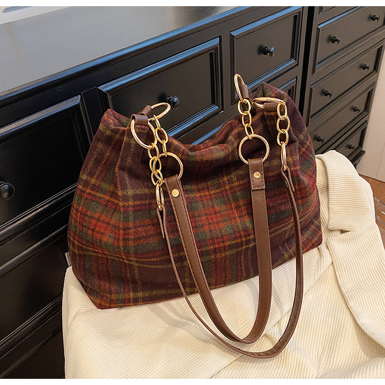 Large capacity tote female niche design, commuting outdoor travel bag, high-end casual autumn and winter new item_voghion.com