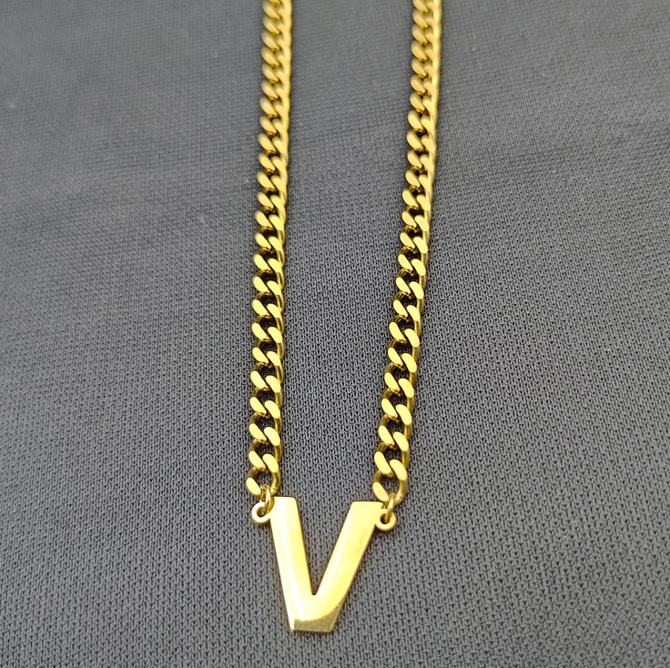 Collar de cadena cubana de acero inoxidable estilo hip-hop con apellidos europeos y americanos, colgante de letra mayúscula de oro de 18K con 26 letras.