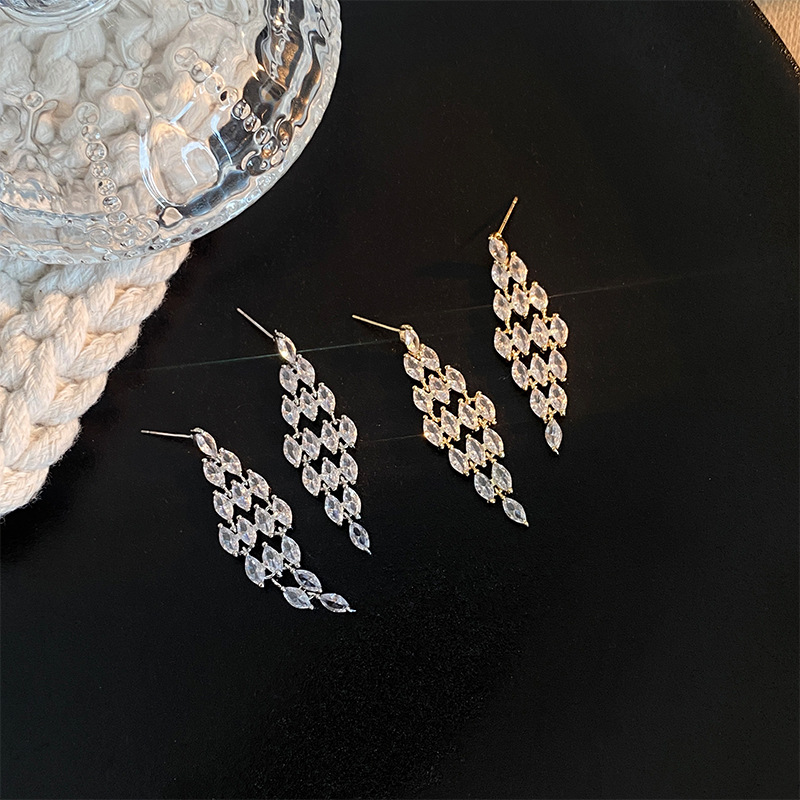 Sophisticated earrings with zircon