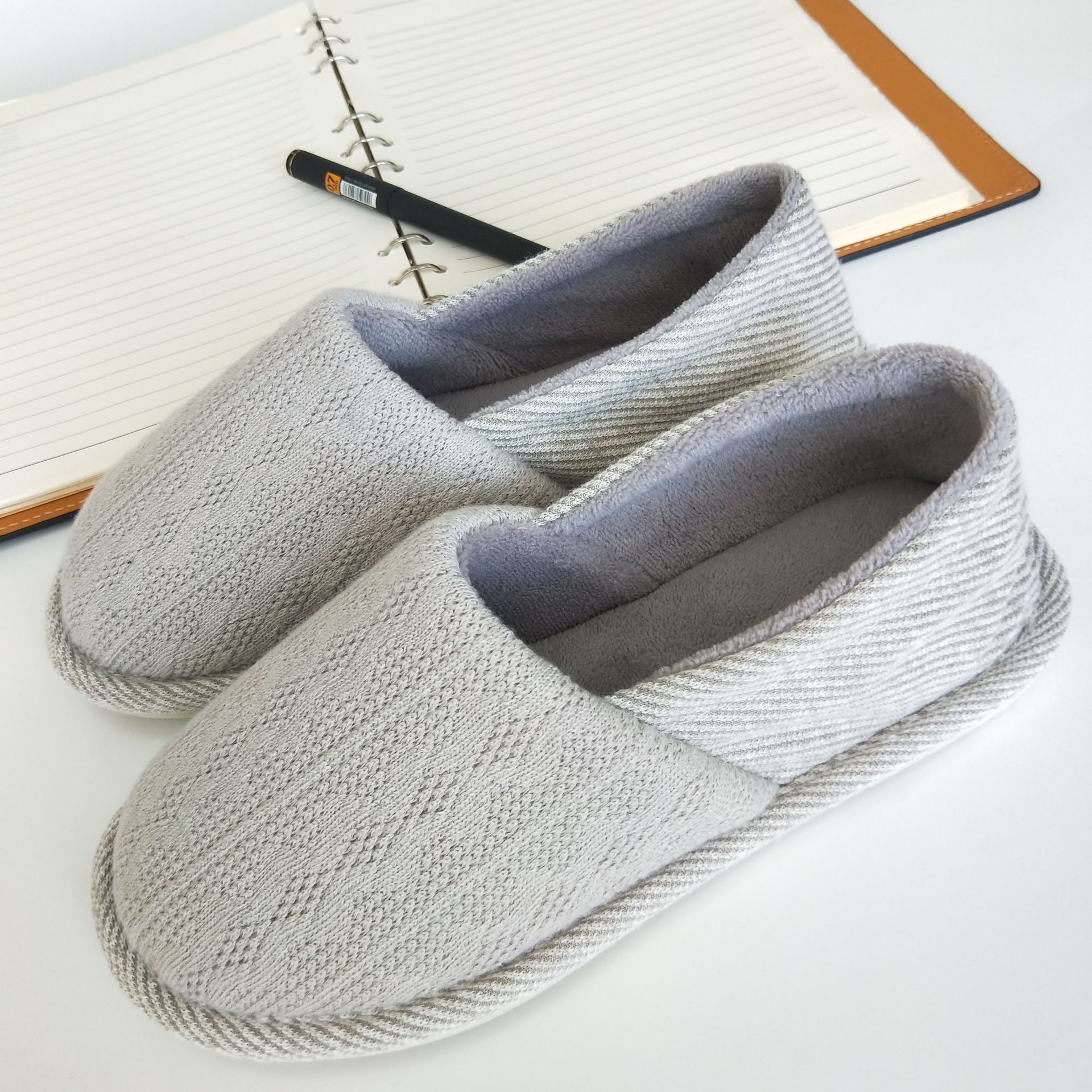 Primavera de tamaño extra grande Primavera y otoño hogar soplando mudos de fondo suave Zapatillas de algodón pre-embarazo y post-embarazo primavera y verano confinamiento zapatos