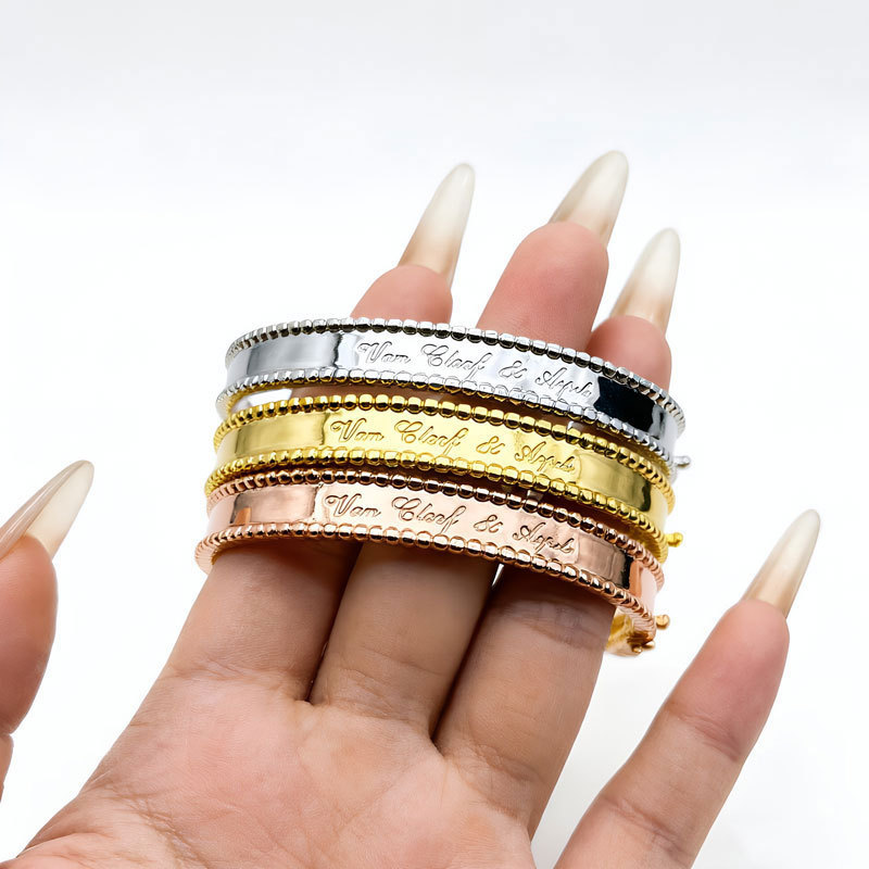 Four-Leaf Clover Kaleidoscope Signature Bracelet for Women, High-End V Gold Version, Plated with Real Gold, Engraved with English Letters, Exclusively for Cross-Border Sales Four-Leaf Clover Kaleidoscope Signature Bracelet for Women, High-End V Gold Version, Plated with Real Gold, Engraved with English Letters, Exclusively for Cross-Border Sales