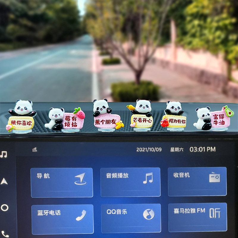 2024 nuevo adorno de coche panda lindo adorno de estilo de dibujos animados pequeño adorno de pantalla de navegación de consola central