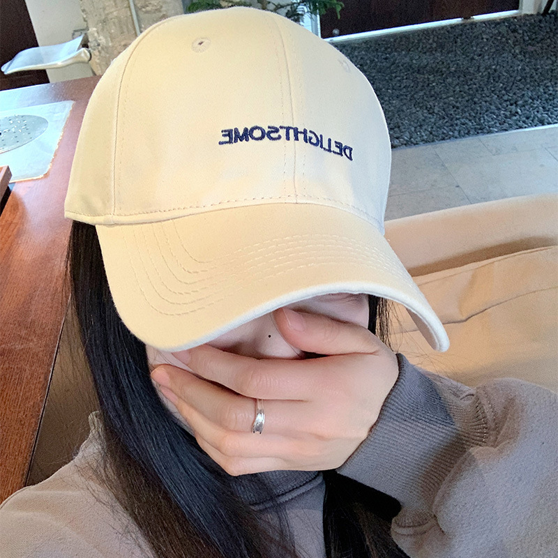 Sombrero de béisbol coreano de letras para mujeres primavera de 2025 nuevo estilo simple cara grande brida ancha cara pequeña sombrero de boca de pato duro