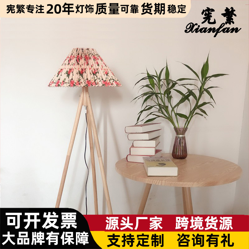 Moderno minimalista estilo japonés de tres patas de madera de goma vintage plisado lámpara de pie LED sala de estar sofá