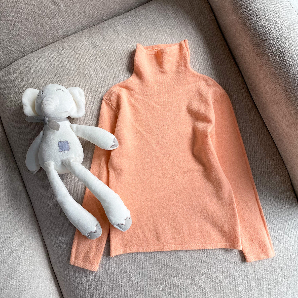Suéteres infantiles al por mayor, prendas de punto para niñas, ropa infantil para otoño e invierno, camiseta de cuello alto de imitación de cachemira, cálida y bonita para niños pequeños.