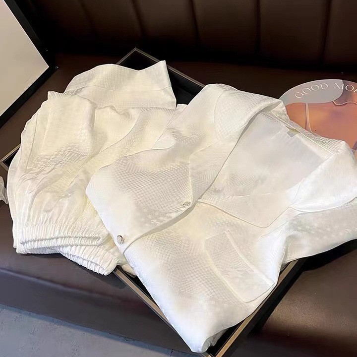 杭州シルクマルベリーシルク春夏薄いシルク女性の半袖ズボンツーピースセットルーズホワイトホーム服|undefined