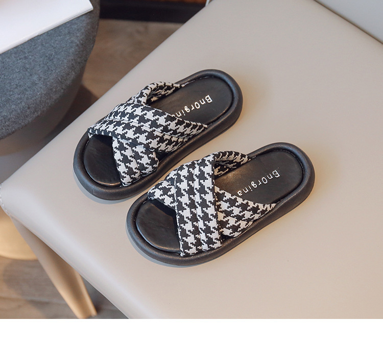 Pantoufles d'extérieur pour enfants, nouvelle collection été 2023, à carreaux croisés, mode coréenne, pantoufles décontractées pour filles, une ligne_voghion.com