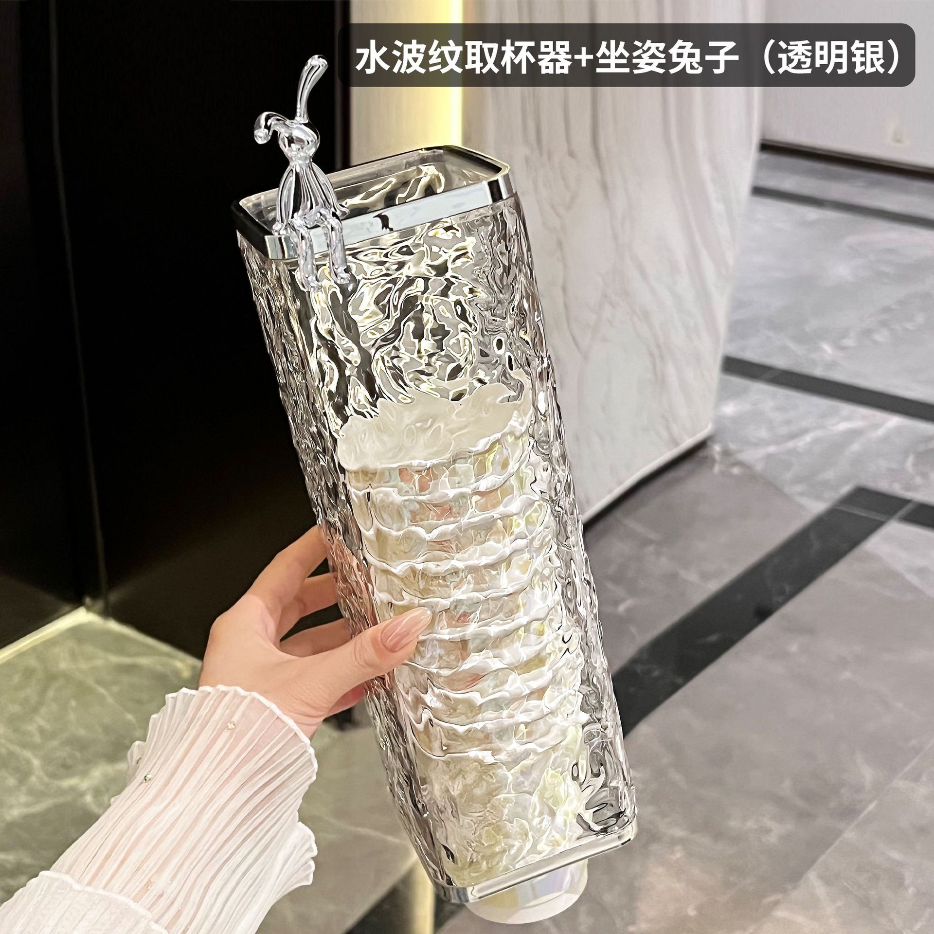 투명한 은색 + 앉아있는 토끼