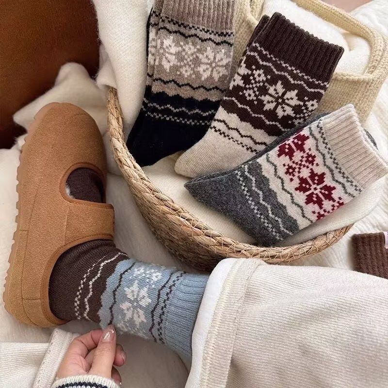 Autumn Retro Nordic Fair Isle Snowflake Socks for Women, Mid-Calf Socks in Black, White, and Gray, Simple and Versatile, College Style Long Socks