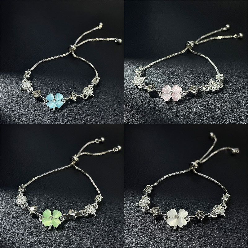 Four-Leaf Clover Bracelet for Women, Fresh and Trendy Ins Style, Gift for Best Friend, Light Luxury Sweet Floral Jewelry, New Fashion Versatile Accessory Four-Leaf Clover Bracelet for Women, Fresh and Trendy Ins Style, Gift for Best Friend, Light Luxury Sweet Floral Jewelry, New Fashion Versatile Accessory