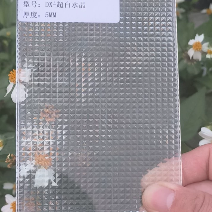 Производитель поставляет прозрачное стекло для дверей и окон ванных комнат, изготовленное на заказ для звукоизоляции, защиты от УФ-излучения и с нанесением рельефных узоров для использования художниками.