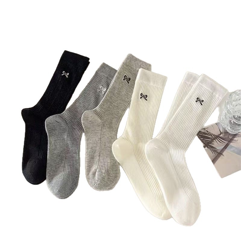 Calcetines blancos de primavera y verano delgados de moda de color sólido de dibujos animados de estudiantes calcetines deportivas Zhuangyan calcetines al por mayor