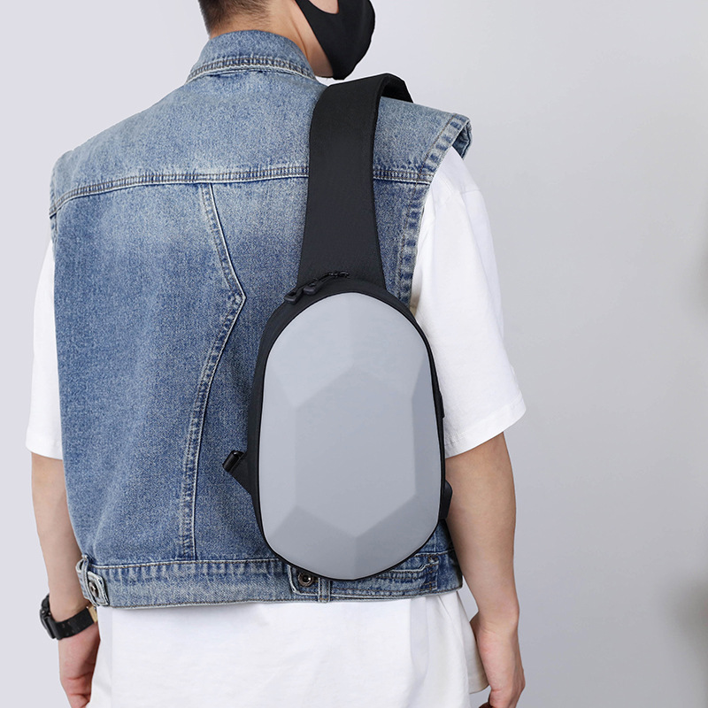 Zaino di ricarica USB per moto da uomo, guscio rigido antispruzzo, borsa sul petto obliqua a cavallo, piccolo zaino da pendolarismo_voghion.com