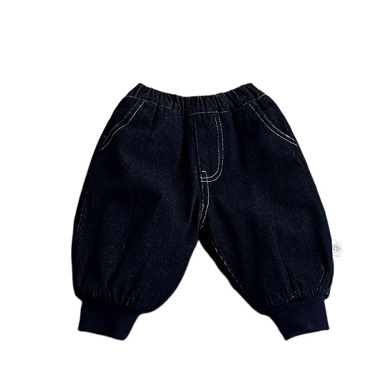 Camiseta de base de algodón caliente para bebés 2025 invierno nuevo estilo de bebés de estilo extranjero estriado medio cuello alto camiseta de manga larga
