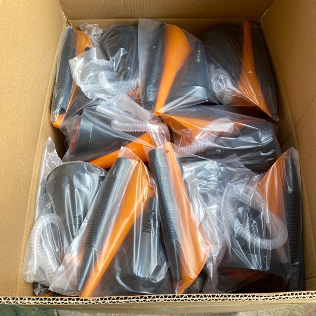 Directly Supplied from the Manufacturer, Car Refueling Funnel with Hands-Free Design and Filter Net, Plastic Funnel for Motorcycle Oil, Thickened Funnel